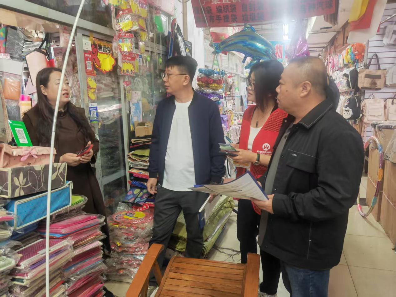 昆区就业服务中心联合市创贷、内蒙古农商银行走进金三角商贸创业园1.jpg